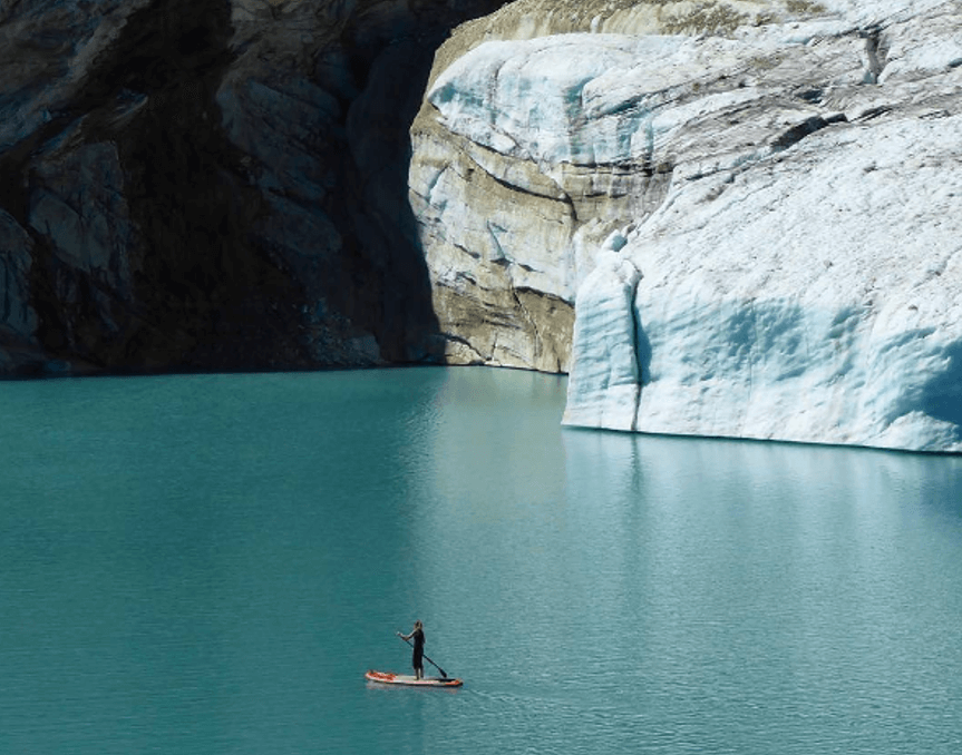 top-10-epickych-sup-destinacii-neonmars-paddleboard-Kitzsteinhorn-Rakusko